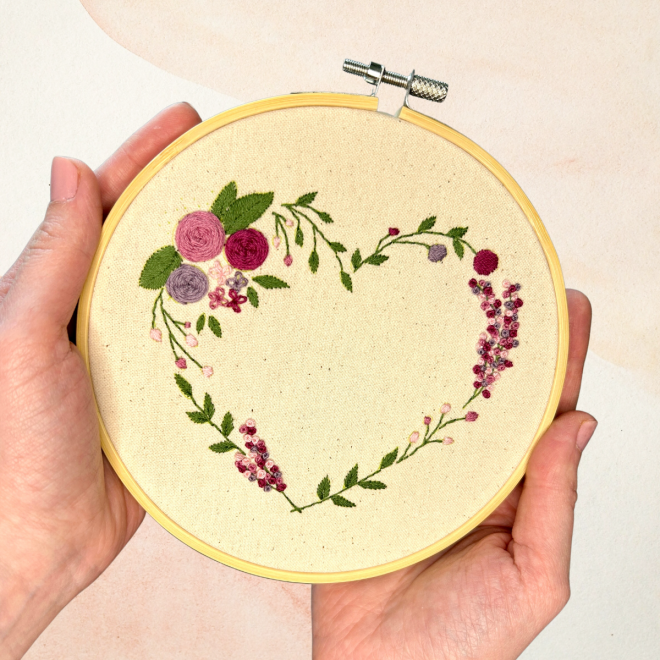 Set creativ de broderie Inimă înfloritoare, roz-mov pudrat